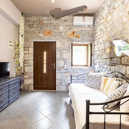 Beachfront Mani Luxury Stone Nest Steps From Sea *