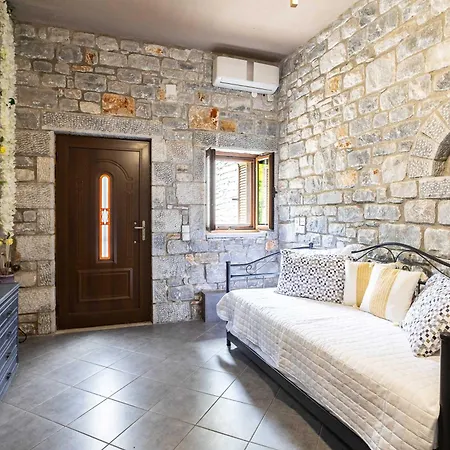 Beachfront Mani Luxury Stone Nest Steps From Sea *